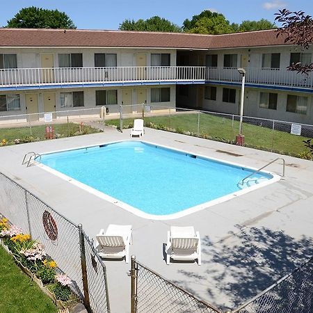 Capitol Inn & Suites Pierre Bagian luar foto