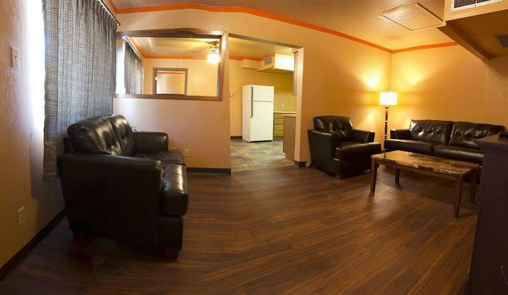 Capitol Inn & Suites Pierre Bagian luar foto