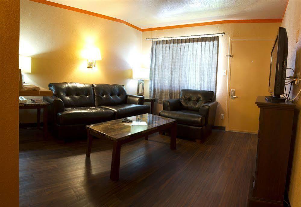 Capitol Inn & Suites Pierre Bagian luar foto