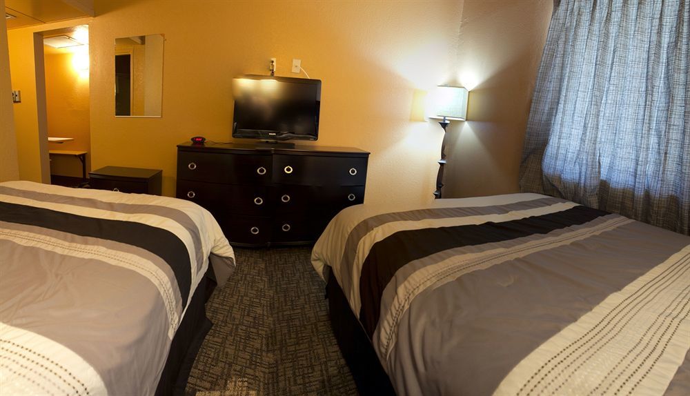 Capitol Inn & Suites Pierre Bagian luar foto