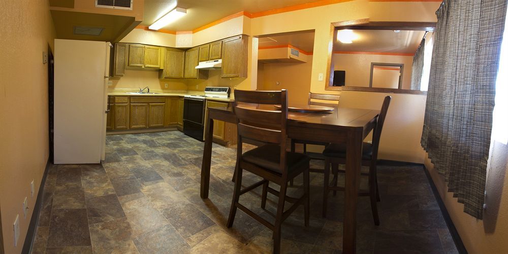 Capitol Inn & Suites Pierre Bagian luar foto