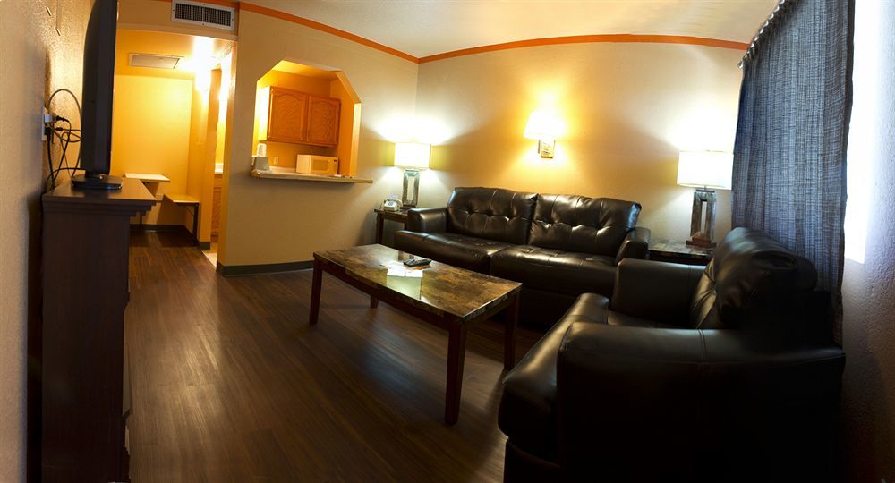 Capitol Inn & Suites Pierre Bagian luar foto