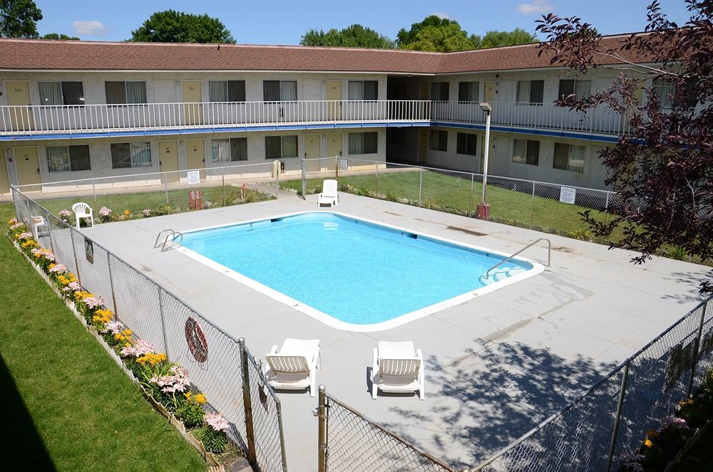 Capitol Inn & Suites Pierre Bagian luar foto